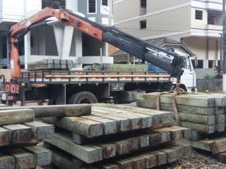 Pe&ccedil;as de madeira da ferrovia s&atilde;o transportadas para Araguaya em Marechal Floriano