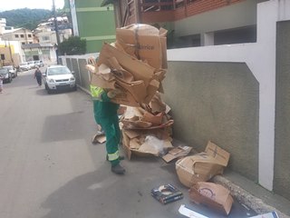 Removido o lixo empilhado ao lado de uma via em Marechal Floriano 2