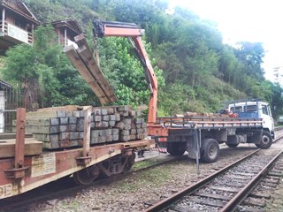 Restante dos dormentes jogados no chão em Marechal Floriano seguem de trem para Araguaya