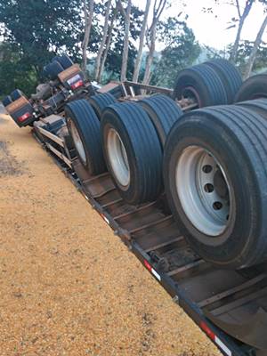 Carreta capotou enquanto transportava milho para racao de galinhas em Santa Maria de Jetiba 02