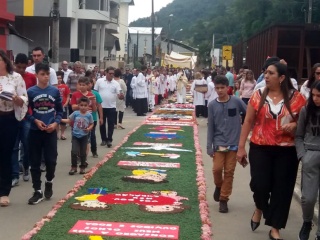 Multidão católica participa de celebração e procissão de Corpus Christi em Marechal Floriano 5