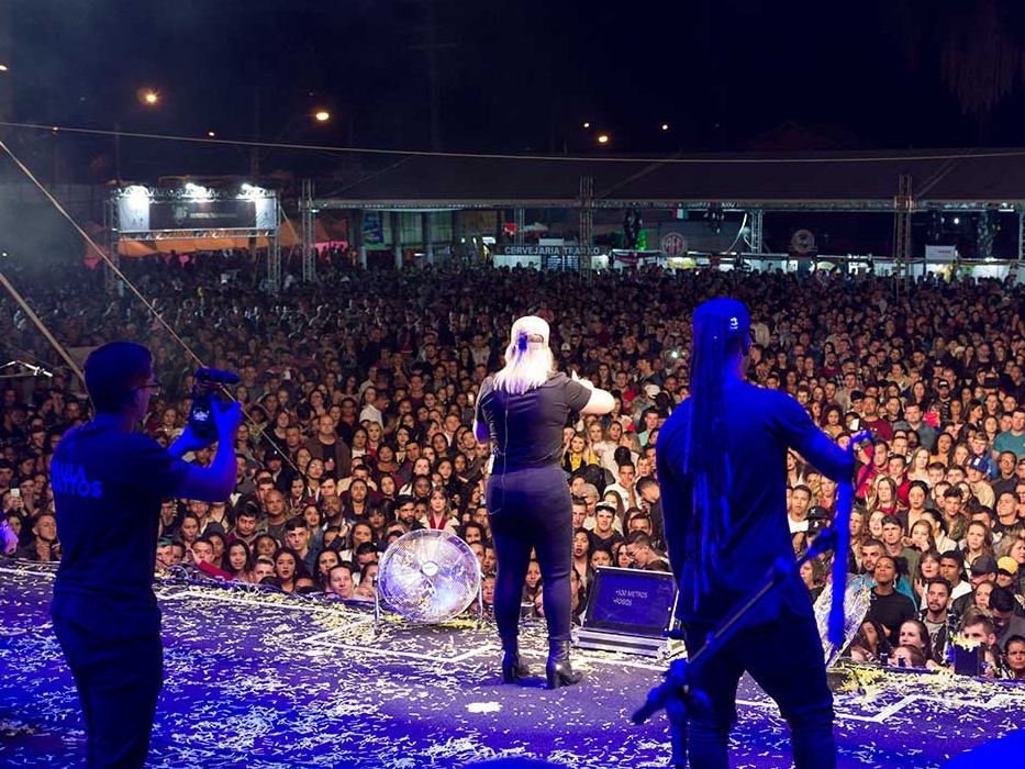 Paula Matos e Lucas Lucco agitam a primeira noite de shows nacionais do XIX Festival Ítalo Germânico 4