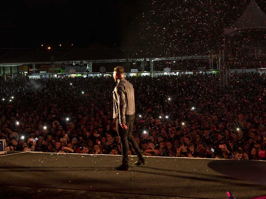 Paula Matos e Lucas Lucco agitam a primeira noite de shows nacionais do XIX Festival Ítalo Germânico 5