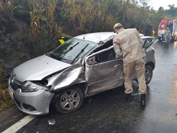 Pista molhada provoca colisao triplice na BR262 em Domingos Martins 03