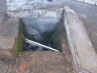 Risco de queda causado por caixa com tubos de &aacute;gua destampada no Bairro Santa Rita em Marechal Floriano