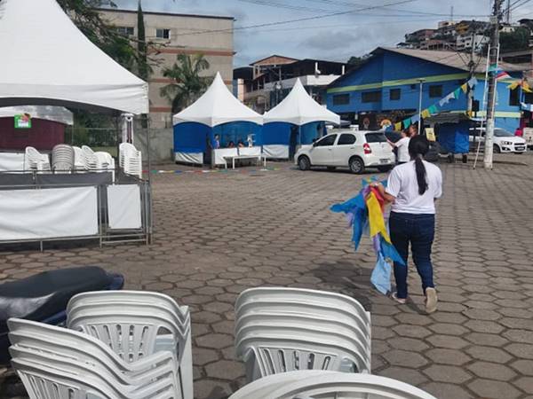 Servidores do Centro Educacional Vovo Fernandina nos preparativos para a festa junina deste sabado 08 03