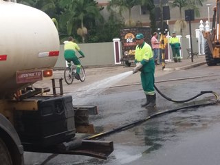 Servidores municipais limpam via onde foi realizada a prociss&atilde;o de Corpus Christi