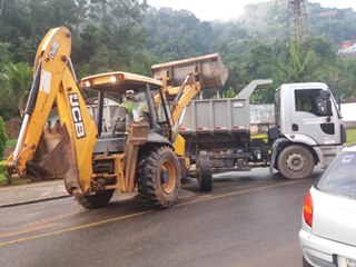 Servidores municipais limpam via onde foi realizada a prociss&atilde;o de Corpus Christi 2
