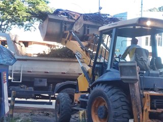 Sujeira &agrave;s proximidades da linha f&eacute;rrea &eacute; removida em Marechal Floriano