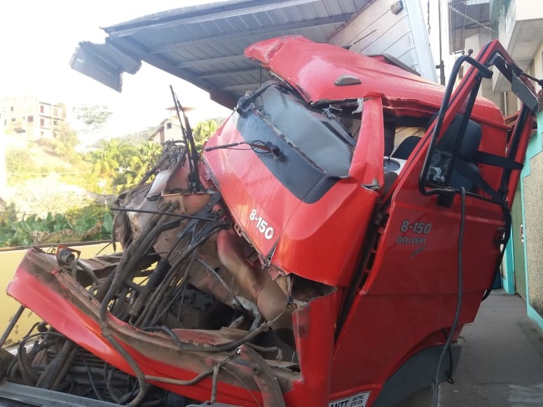 5 Veículos destruídos em acidentes atraem a atenção de moradores de Marechal Floriano