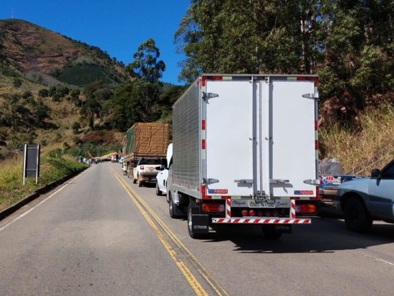 Acidente com caminhão deixa três feridos na ES 165 em Afonso Cláudio 2