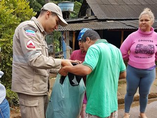 Batalh&atilde;o de Bombeiros Militar realiza doa&ccedil;&atilde;o de agasalhos 4