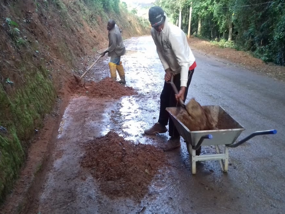 Buracos lama e galhos ca&iacute;dos nas estradas vicinais em Marechal Floriano 1