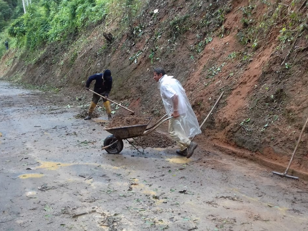 Buracos lama e galhos ca&iacute;dos nas estradas vicinais em Marechal Floriano 2