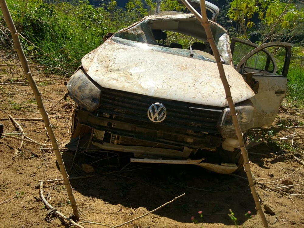 Carro com restrição de roubo tomba em estrada vicinal em Domingos Martins 2