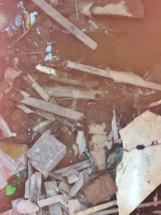 C&oacute;rrego entupido de lixo depositado em local inadequado em Marechal Floriano