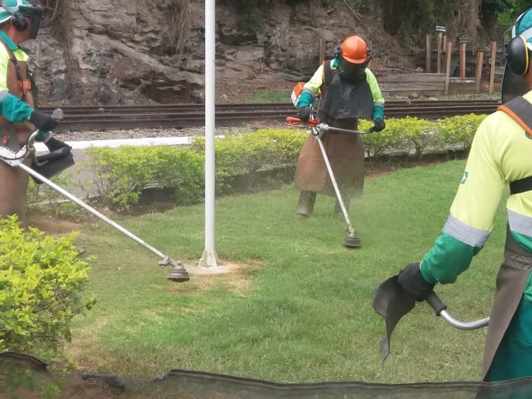 Corte dos matos com m&aacute;quinas e recolhimento dos restos em Marechal Floriano 1