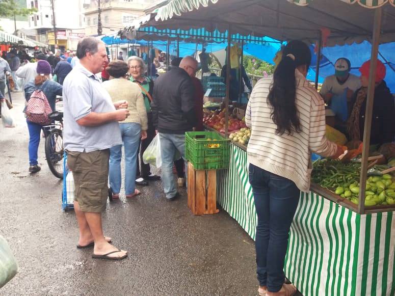 Feira de Marechal Floriano movimentada com frio intenso e chuviscos 03