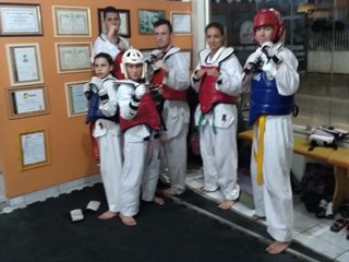 Lutadores máster e infantis de taekwondo de Marechal Floriano em competição nacional
