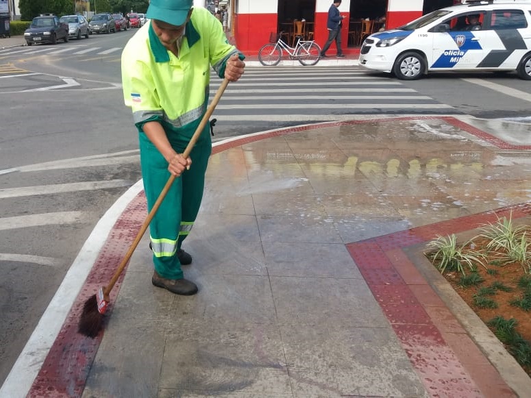 Material espalhado escurece o piso da pracinha em Marechal Floriano2