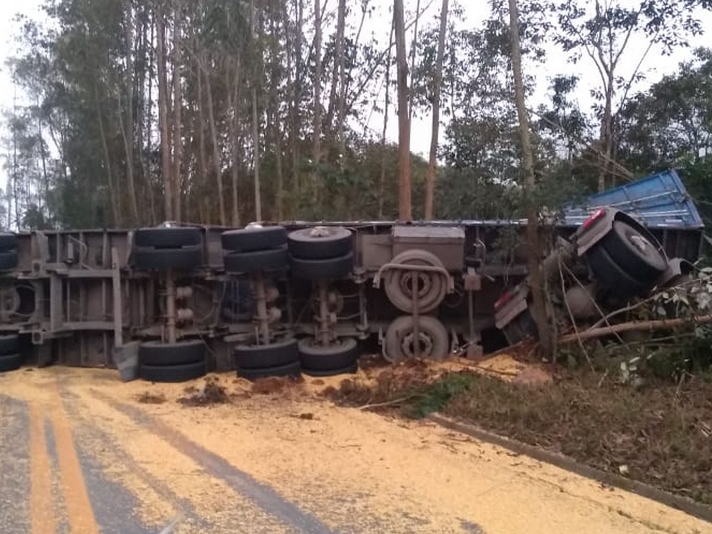 Outro caminhão com milho se acidenta em estrada estadual e carro de passeio colide na BR 2621