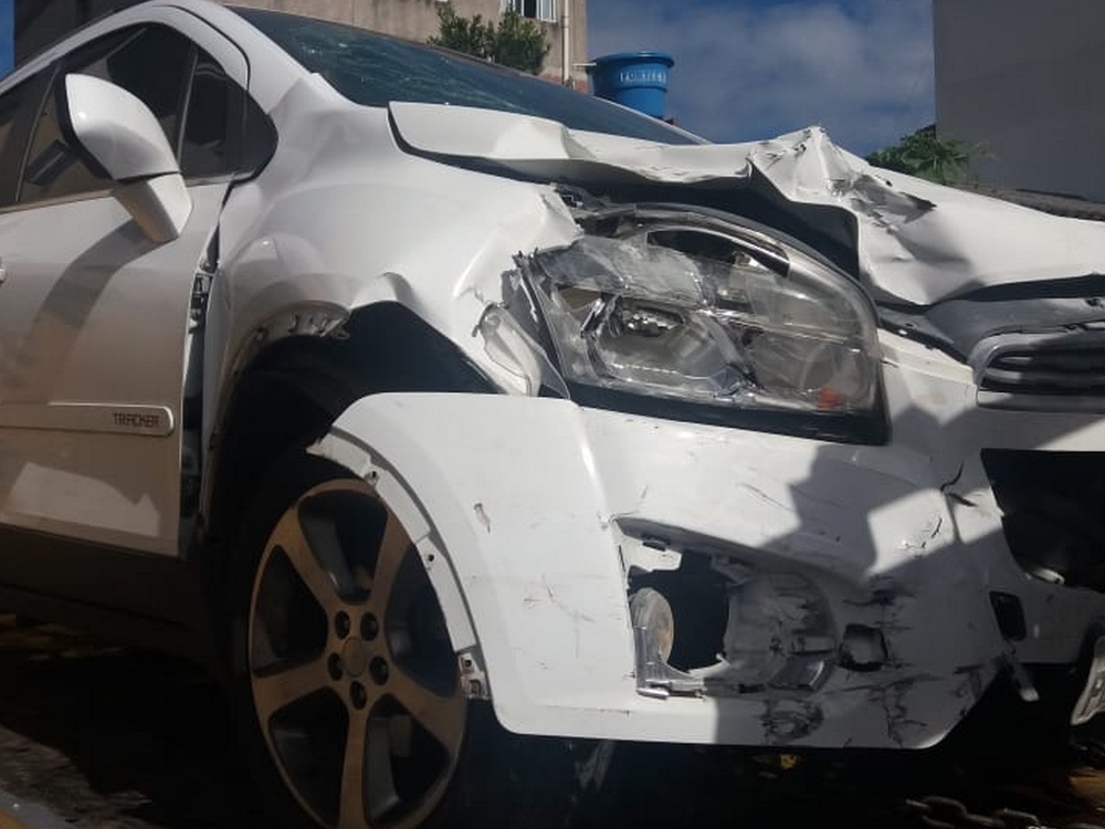 Outro caminhão com milho se acidenta em estrada estadual e carro de passeio colide na BR 2623