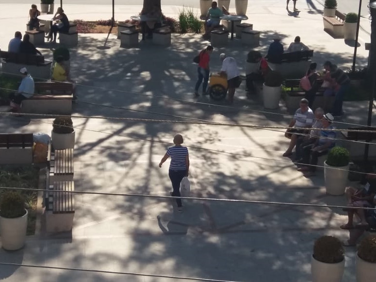 Sol forte pela manh&atilde; leva moradores e visitantes &agrave; sombra das &aacute;rvores em Marechal Floriano2