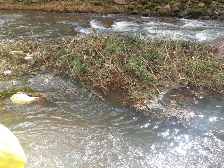 Sujeira parada nas pedras no leito do Braço Sul do Jucu em Marechal Floriano1
