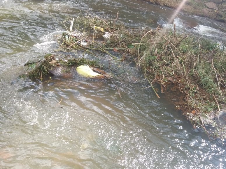 Sujeira parada nas pedras no leito do Braço Sul do Jucu em Marechal Floriano2