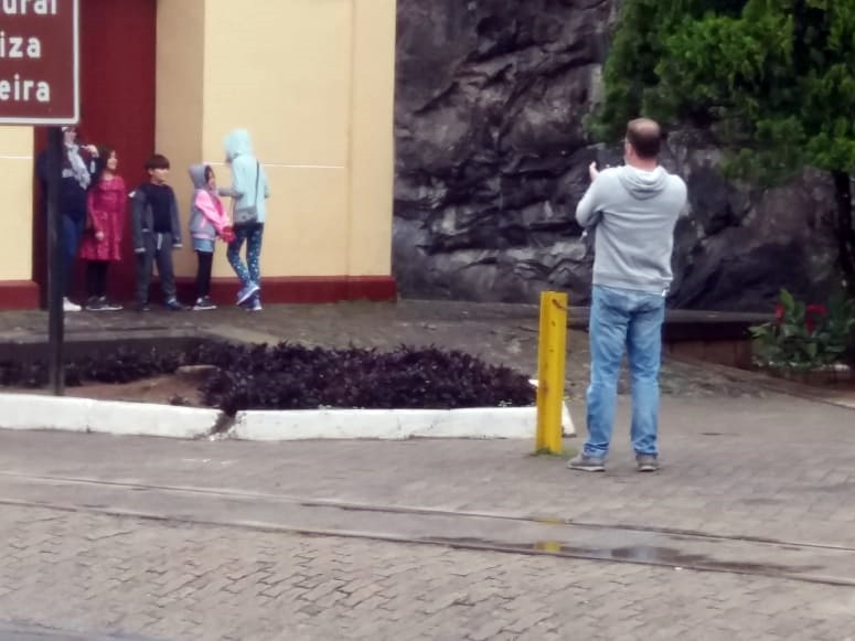 Turistas nas montanhas visitam Pedra Azul e também a antiga estação em Marechal Floriano