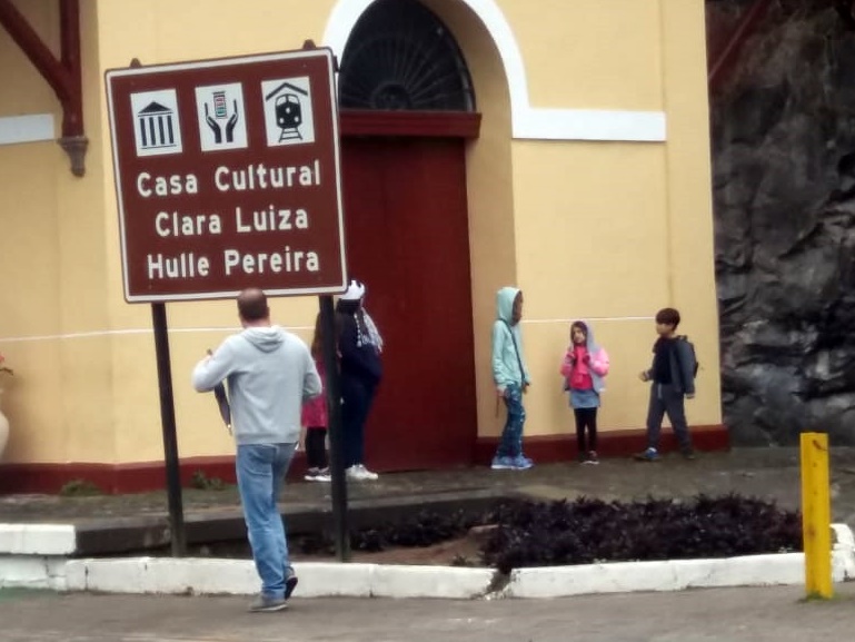 Turistas nas montanhas visitam Pedra Azul e também a antiga estação em Marechal Floriano2
