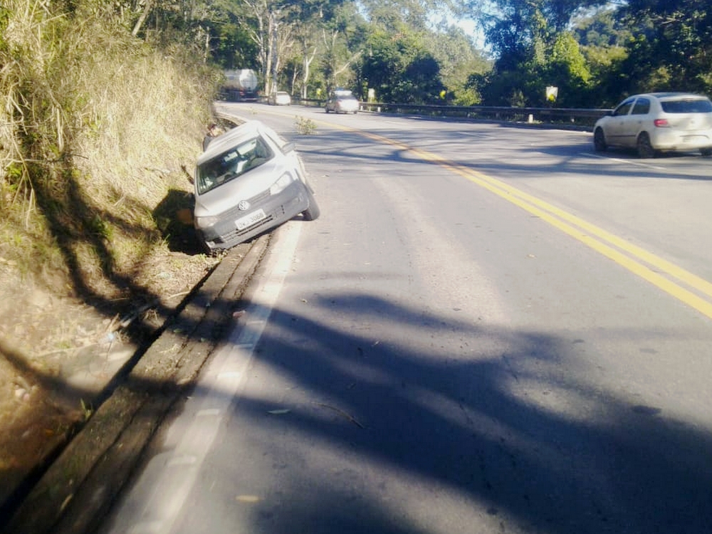 Um caminhão e dois carros de passeio acidentados na região serrana2