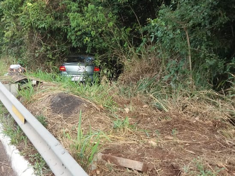 Um caminhão e dois carros de passeio acidentados na região serrana3