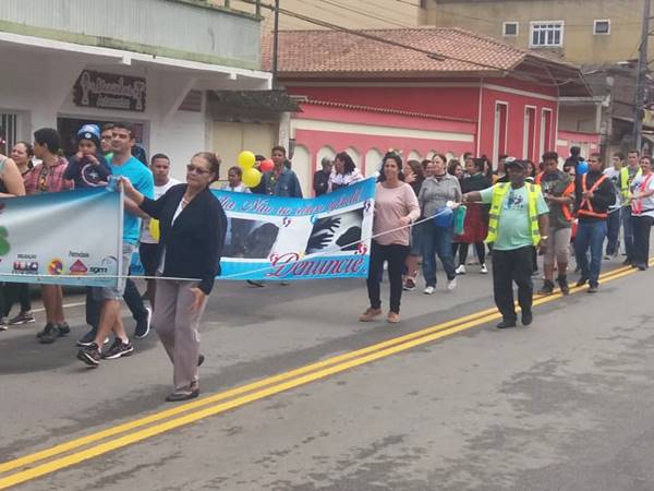 Caminhada religiosa pelas ruas de Marechal Floriano foi sucesso 03