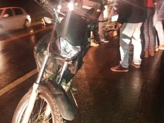 Carro entra na pista da BR 262 e atinge duas motocicletas 3