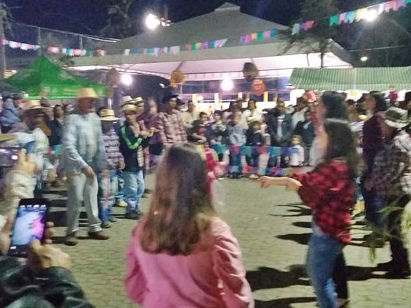 Festa caipira animada na Associacao Pestalozzi de Marechal Floriano 02