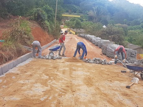 Festa com futebol para inaugurar cal&ccedil;amento de via em So&iacute;do de Baixo