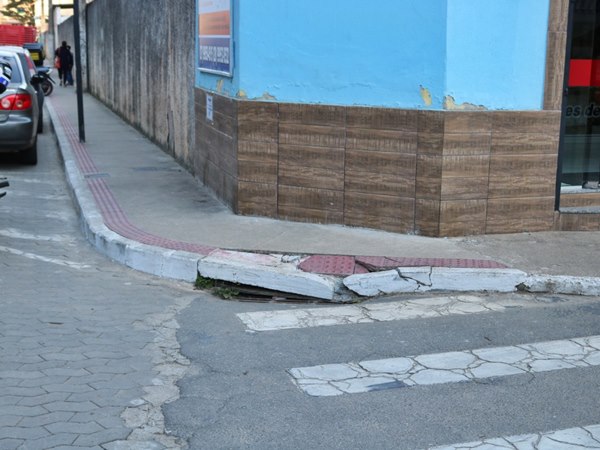 Gari cai em cal&ccedil;ada quebrada e fratura costela no centro de Domingos Martins 2