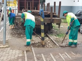 Mato na linha f&eacute;rrea ao lado da antiga esta&ccedil;&atilde;o em Marechal Floriano &eacute; capinado 2