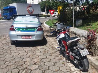 Motocicleta e táxi colidem sob semáforo na BR 262 em Marechal Floriano