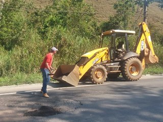 Opera&ccedil;&atilde;o tapa buracos por conta da Prefeitura Municipal de Marechal Floriano na BR 262