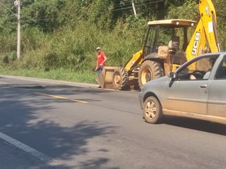 Opera&ccedil;&atilde;o tapa buracos por conta da Prefeitura Municipal de Marechal Floriano na BR 262 3