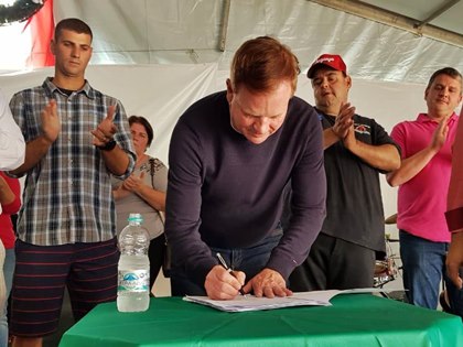 Prefeito Cacau Lorenzoni assina ordem de serviço no XII Encontro da Cultura Italiana de Araguaya em Marechal Floriano