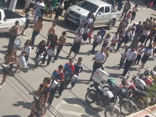 Ruas de Marechal Floriano ocupadas por religiosos em comemoracao 02