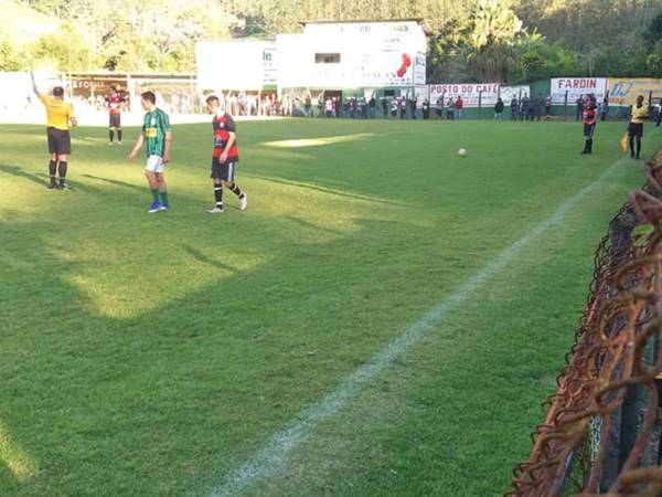 Time aspirante de Perobas e o campeao ao vencer o Apollo na segunda partida final de competicao de futebol 03