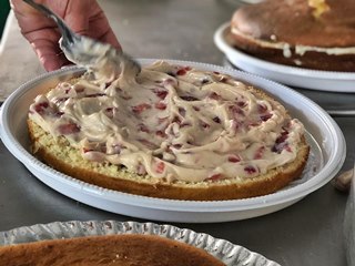 Tortas gigantes já estão prontas para a Festa do Morango