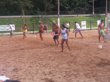 Campinhos de areia lotados em Marechal Floriano de jogadores e torcedores em competição de frescobol 2
