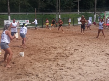 Campinhos de areia lotados em Marechal Floriano de jogadores e torcedores em competição de frescobol 4