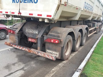 Carreta derrapa em piso molhado na BR 262 em Marechal Floriano e colide com outra