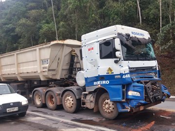 Carreta derrapa em piso molhado na BR 262 em Marechal Floriano e colide com outra 2